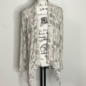 412- Babeau NWT White & Gray Super Soft Animal Print Cardigan, Size Medium